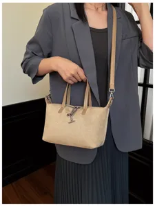 Detailansicht der minimalistischen Khaki Wildleder Umhängetasche für Damen mit Kette.