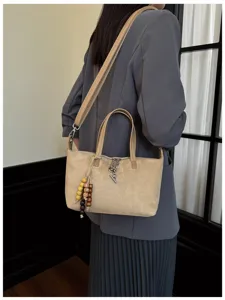 Schicke Wildleder Umhängetasche für Damen, stilvolle Schultertasche mit Holzperlen.
