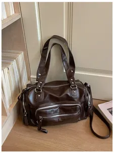Gedetailleerd overzicht van donkerbruine vintage schoudertas, casual tote tas.