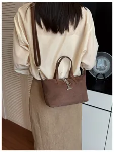Braune Umhängetasche aus Wildleder für Damen, stylische Pendler-Handtasche mit Griff.