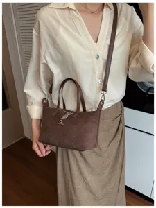 Einfache braune Wildleder Umhängetasche für Damen, elegante Handtasche mit Kette.