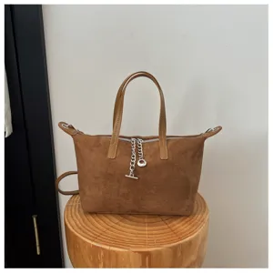 Braune Umhängetasche aus Wildleder mit Kettendetail, stilvolle Damenhandtasche für Pendler.