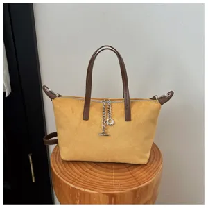 Minimalistische Wildleder Umhängetasche Detail, stilvolle Damen Pendler Handytasche mit Kette.