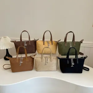 Minimalistische Wildleder Umhängetasche für Damen, trendige koreanische Pendler Schultertasche.