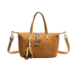 Braune Wildleder-Umhängetasche für Damen, stilvolle Handtasche mit Holzperlen und Kettendekor.