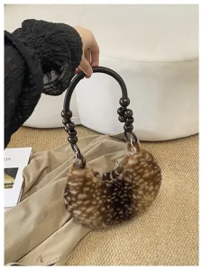 Gros plan détaillé du sac rétro en peluche avec poignée en perles de bois et texture.