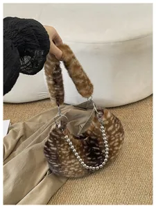 Vue détaillée d'un sac peluche marron avec chaîne de perles métalliques et poignée douce.
