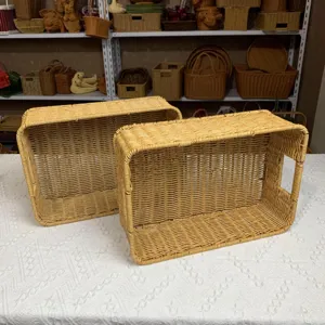 Rechteckiger Korb aus Rattan-Imitat gewebter Heimorganizer für Kosmetik und Snacks.
