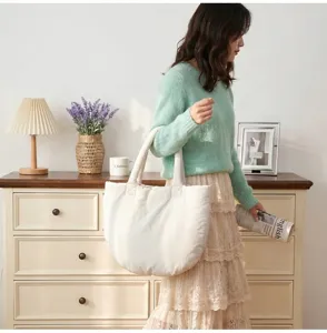 Lockerer weißer Puffer Shopper für Damen, weiche Cloud Schultertasche, modische Alltagstasche.