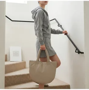 Minimalistische, beigefarbene gesteppte Cloud-Tragetasche für Damen, elegante Alltagstasche.