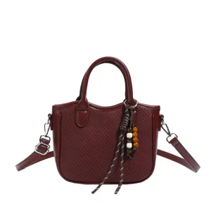 Gewebte Umhängetasche für Damen im Retro-Stil, stilvolle Beuteltasche mit Perlenanhänger.