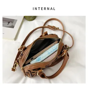 Bolso de hombro para mujer con estampado de leopardo detalle interior de gran capacidad.