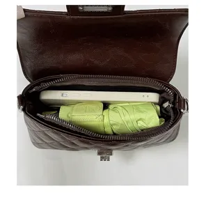 Borsa a mano trapuntata marrone in pelle con patta e chiusura a girello, capiente.