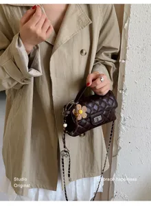 Chic borsa a tracolla trapuntata marrone con catena in metallo e grazioso ciondolo floreale.