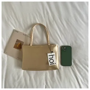 Χρυσή τσάντα ώμου tote, σχεδιασμός niche casual ρετρό λεπτομέρεια τσάντας μεταφοράς.