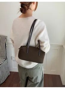 Élégant sac porté épaule marron pour femme au design minimaliste et fines doubles bretelles.