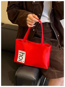 Minimalistiki kokkini tsanta tote gia gynaikes, kompsi casual tsanta omou, stylati kathimerini tsanta.