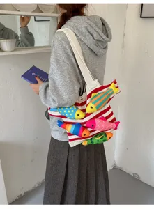 Sac à bandoulière en toile rayée avec mignons poissons 3D colorés, tendance et ludique.