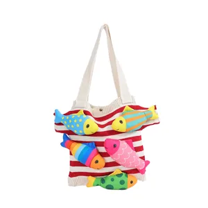 Joli sac cabas rayé en toile avec poissons colorés 3D, sac fourre-tout tendance pour plage et loisirs.