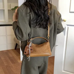 Élégant sac à bandoulière marron en cuir tressé pour femme, charmant sac à main automne.