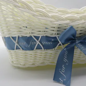 Witte kunststof opbergmand met blauwe strik, ideaal voor kantoor en huishouden.