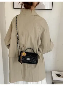 Borsa a tracolla trapuntata chic da donna, elegante borsa autunnale con catena e ciondolo.