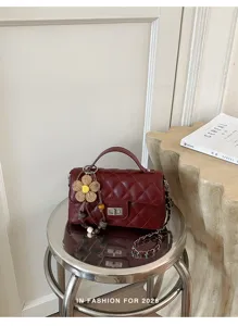 2026 nuova borsa trapuntata, elegante borsa a tracolla bordeaux con catena e manico superiore.