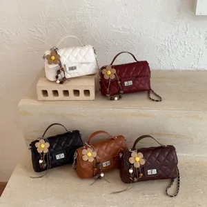 Borsa a tracolla trapuntata alla moda da donna, elegante borsa a catena con grazioso ciondolo.
