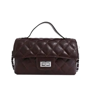 Borsa a mano trapuntata marrone scuro da donna con tracolla a catena e chiusura a girello chic
