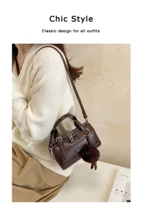 Sac à main boston marron classique en cuir avec charm's duveteux chic pour travail et loisir.