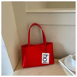 Κόκκινη σατέν τσάντα tote για γυναίκες, μινιμαλιστική τσάντα ώμου με κομψά χερούλια.