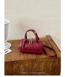 Sac a main Boston rouge pour femmes, sac a bandouliere style vintage et elegant.