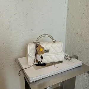 Damen Klassische Gesteppte Umhängetasche PU Leder Kleine Quadratische Handtasche Mode Kette Schultertasche Mit Blumenanhänger Tägliche Tasche