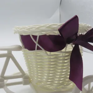 Panier mini tricycle blanc avec nœud violet, idéal pour la décoration de mariage florale DIY.