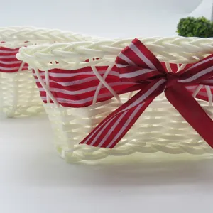 Cesta de almacenamiento tejida blanca con lazo rojo de rayas para decoracion del hogar.