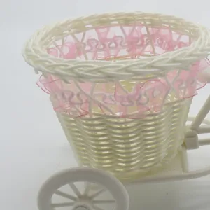 Mini panier tricycle en osier avec doublure en dentelle rose pour arrangements floraux.
