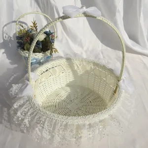 Panier de demoiselle d'honneur blanc avec bordure en dentelle, rubans et perles délicats.