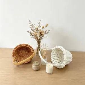 Vue détaillée du mini panier tissé en rotin pour le rangement de bureau et la déco.