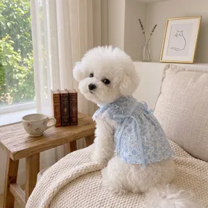 Vue détaillée de la jolie robe pour animal de compagnie à fleurs bleues et dentelle pour chats chiens.