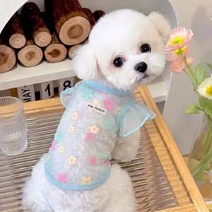 Carino gilet in rete floreale per cani gatti, vestiti estivi traspiranti con design a margherita.