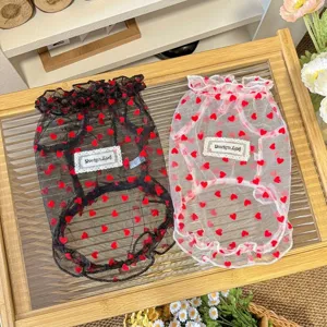 Simpatica maglia in tulle per cani e gatti, vestiti estivi traspiranti con cuori rossi.