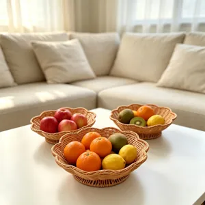 Detailansicht des geflochtenen Obstkorbs aus Korbgeflecht, dekoratives Tablett für den Couchtisch.
