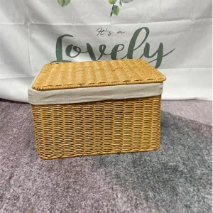 Cesta de almacenamiento trenzada detalle, caja estilo ratán con tapa y borde de tela.