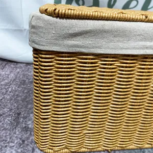 Cesta de almacenamiento de ratán sintético hecha a mano vista detallada con tapa de tela.