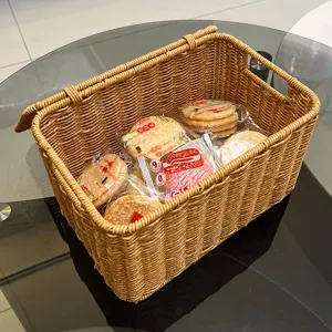 Vue détaillée du panier de rangement marron imitation rotin avec couvercle pratique.
