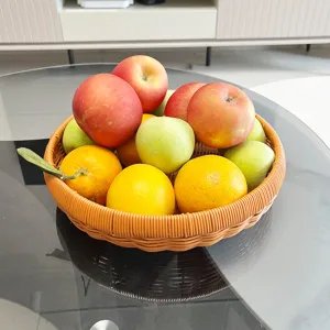 Runde geflochtene Obstschale aus Kunststoff zur Aufbewahrung von frischem Obst in der Küche zu Hause.