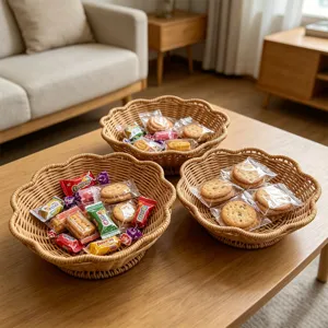 Geflochtener Aufbewahrungskorb Detail mit handgefertigter Rattanstruktur für Snacks.