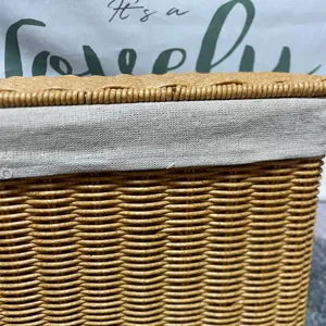 Cesta de almacenamiento de ratan sintetico hecha a mano con forro de tela para el hogar.