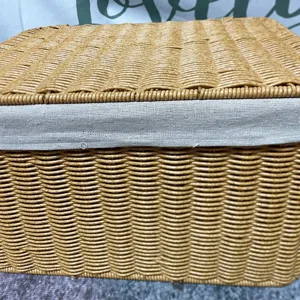 Cesta de almacenamiento tejida a mano con tapa y forro de tela, ideal para organizar el hogar.