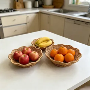 Handgefertigter Fruchtkorb aus Korbgeflecht zur Aufbewahrung auf dem Küchen- und Wohnzimmertisch.